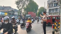 Pimpin Langsung Gatur Lalin di Jam Sibuk Pagi, Kapolsek Bekasi Barat: Hadir Nyata Demi Kelancaran Warga