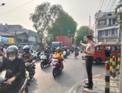 Pimpin Langsung Gatur Lalin di Jam Sibuk Pagi, Kapolsek Bekasi Barat: Hadir Nyata Demi Kelancaran Warga