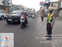 Polsek Pondok Gede Hadir di Enam Titik Rawan, Pastikan Kelancaran Lalu Lintas Jam Sibuk Pagi