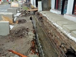 Proyek Drainase Jalan Asahan Kota Blitar Disorot, Papan Informasi Tak Terlihat, Pemasangan Anyaman Besi Dipertanyakan