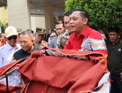 Plt Bupati Bekasi Serahkan 190 Becak Listrik Bantuan Presiden Prabowo Subianto